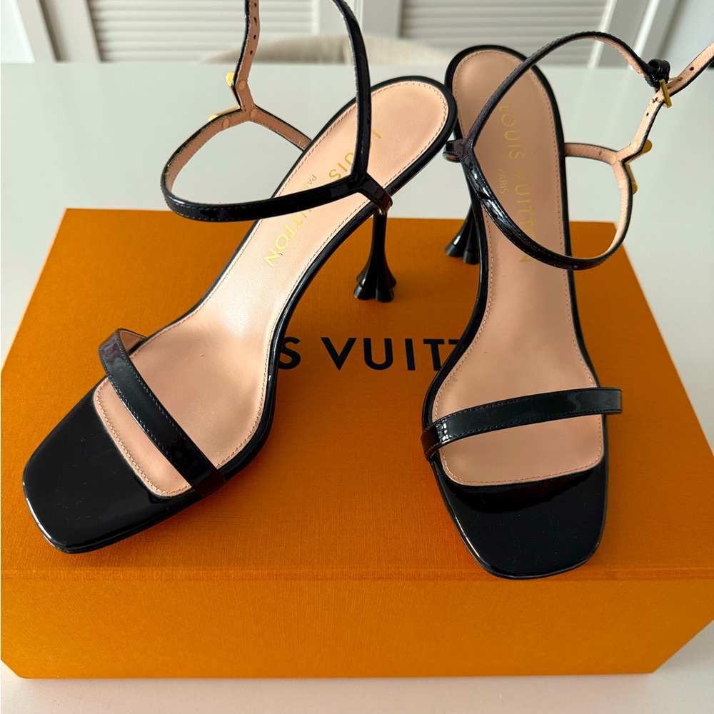 Never worn Blossom Sandal from Louis Vuitton. Box included.